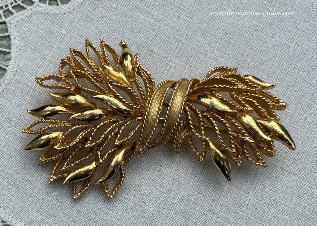 Vintage Lisner Sheath of Wheat tied with Ribbon Brooch