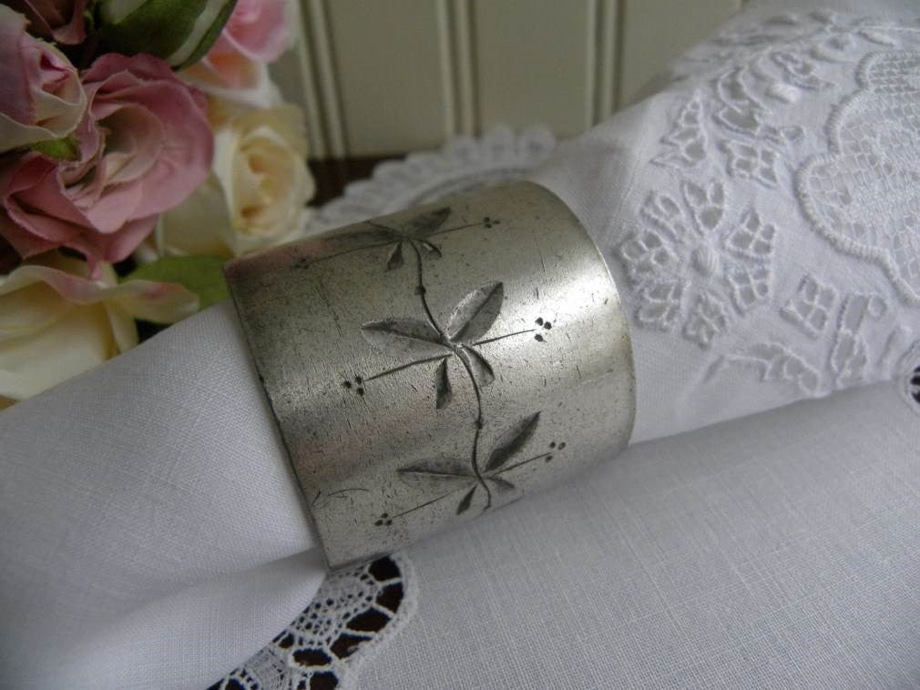 Antique Silver Plated Leaf Design Napkin Ring - The Pink Rose Cottage