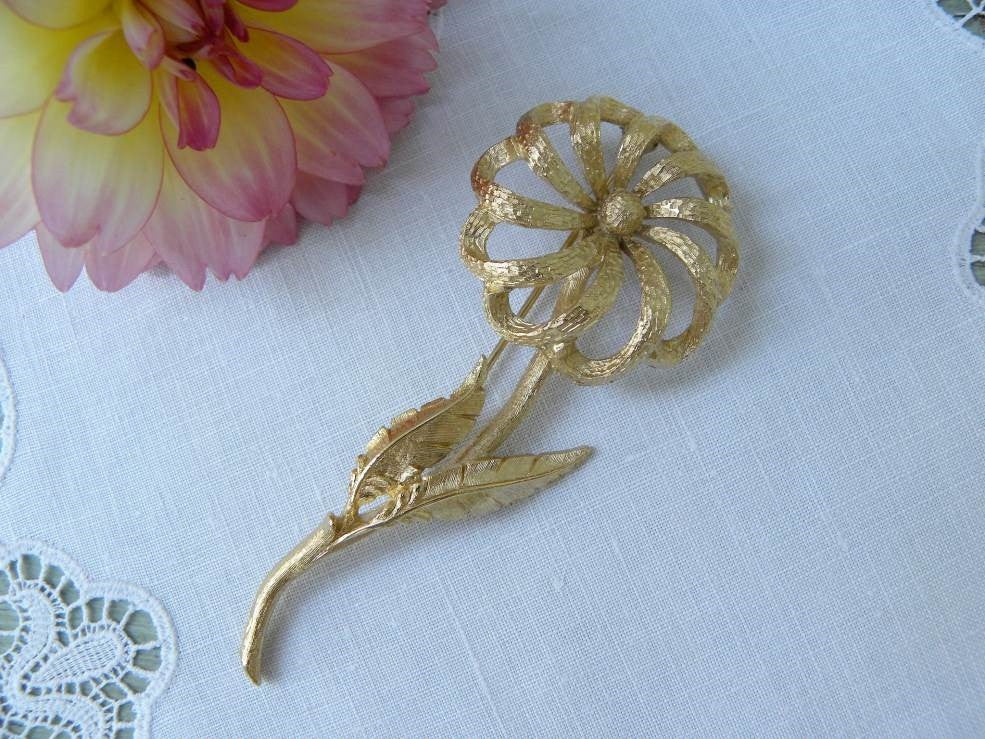 Vintage Monet Brushed Gold Pinwheel Dahlia Flower Pin Brooch
